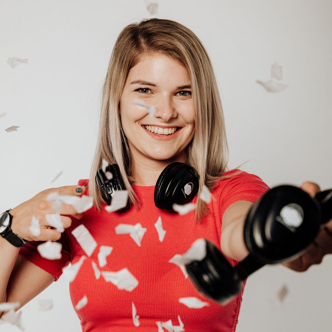 Nicole Pichler mit Kopfhörern